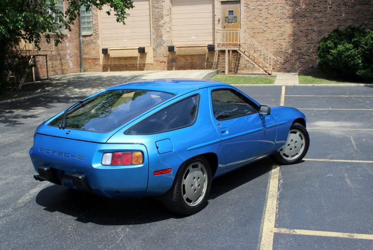 Porsche 928 blue